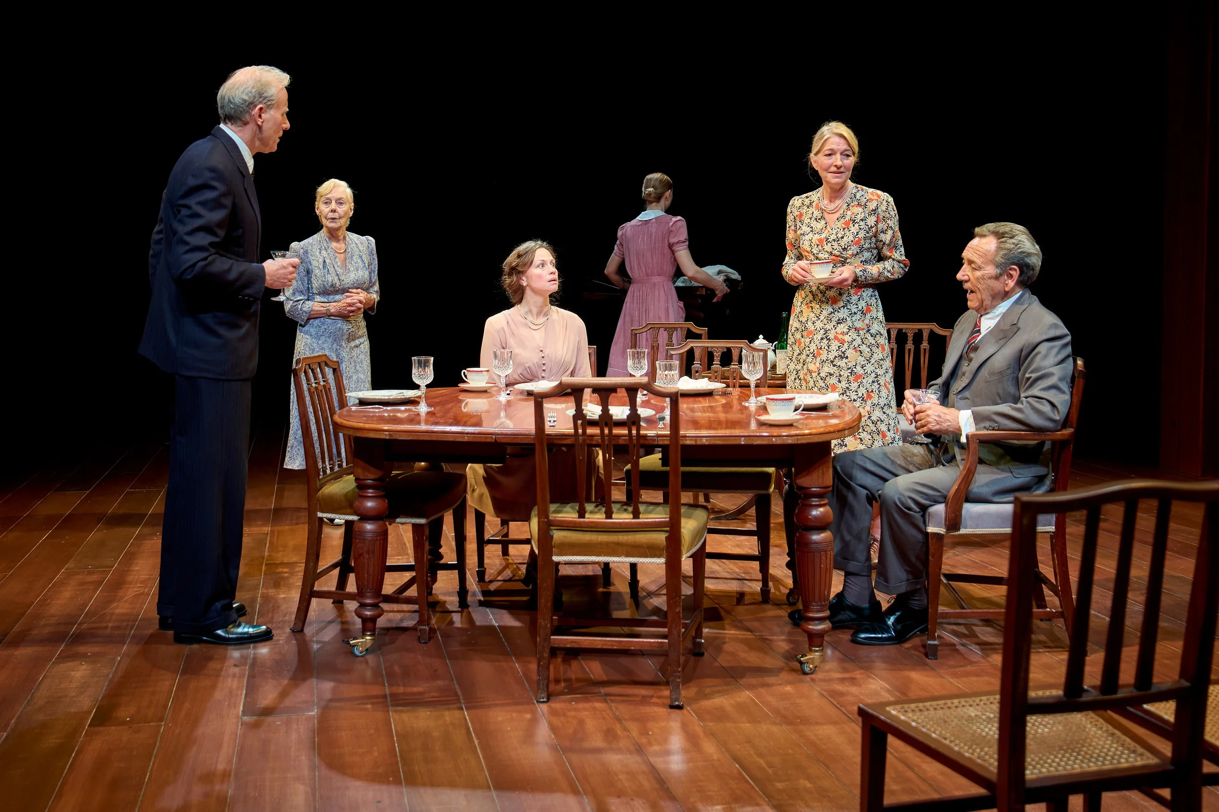 The company of Springwood at Hampstead Theatre